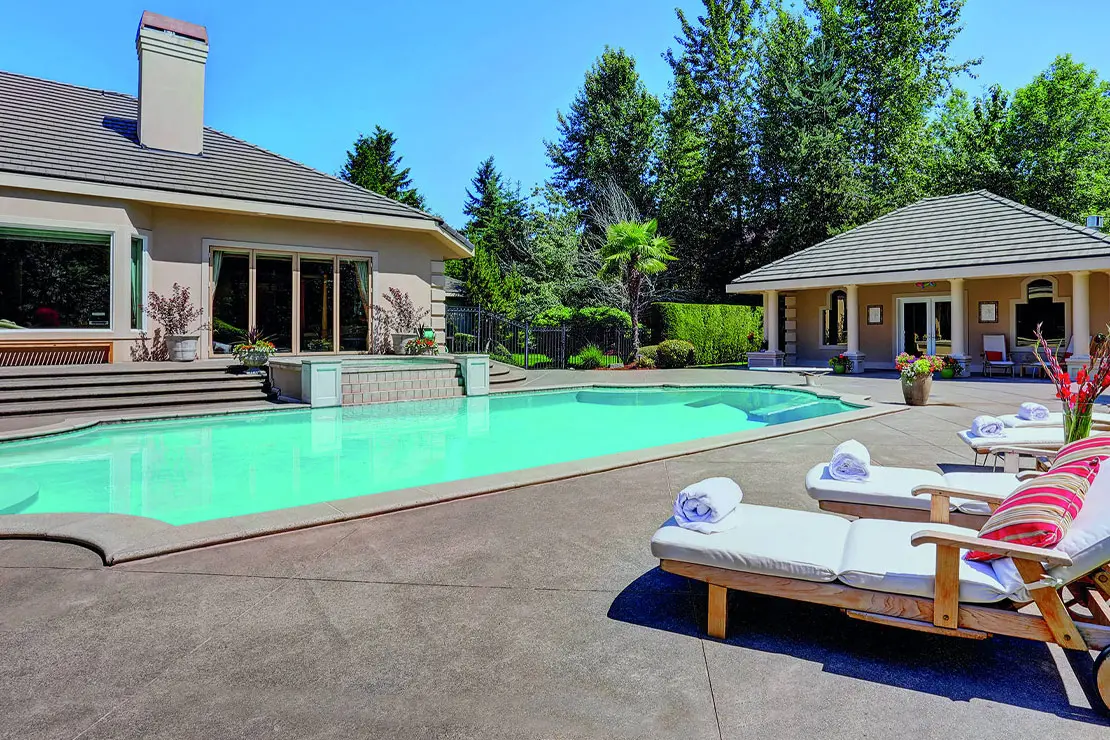 Casa con impresionante piscina pavimentada con hormigón impreso en León.